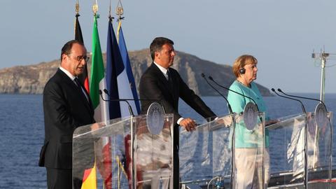 Francois Hollande, Matteo Renzi und Angela Merkel auf dem Flugzeugträger Garibaldi vor der Insel Ventotene