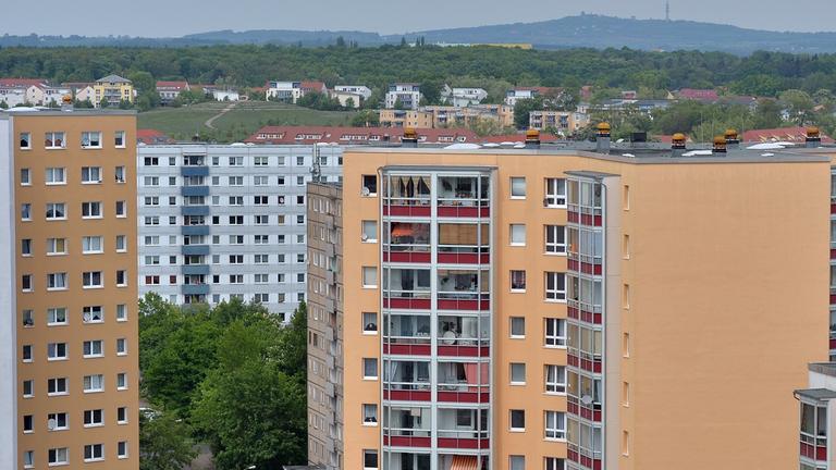 Blick ins Zentrum des Plattenbaugebietes Halle-Neustadt in Halle (Sachsen-Anhalt), aufgenommen am 06.05.2014. Vor 50 Jahren, am 15. Juli 1964, wurde der Grundstein für das Neubaugebiet gelegt. Blick ins Zentrum des Plattenbaugebietes Halle-Neustadt in Halle (Sachsen-Anhalt), aufgenommen am 06.05.2014. Vor 50 Jahren, am 15. Juli 1964, wurde der Grundstein für das Neubaugebiet gelegt.