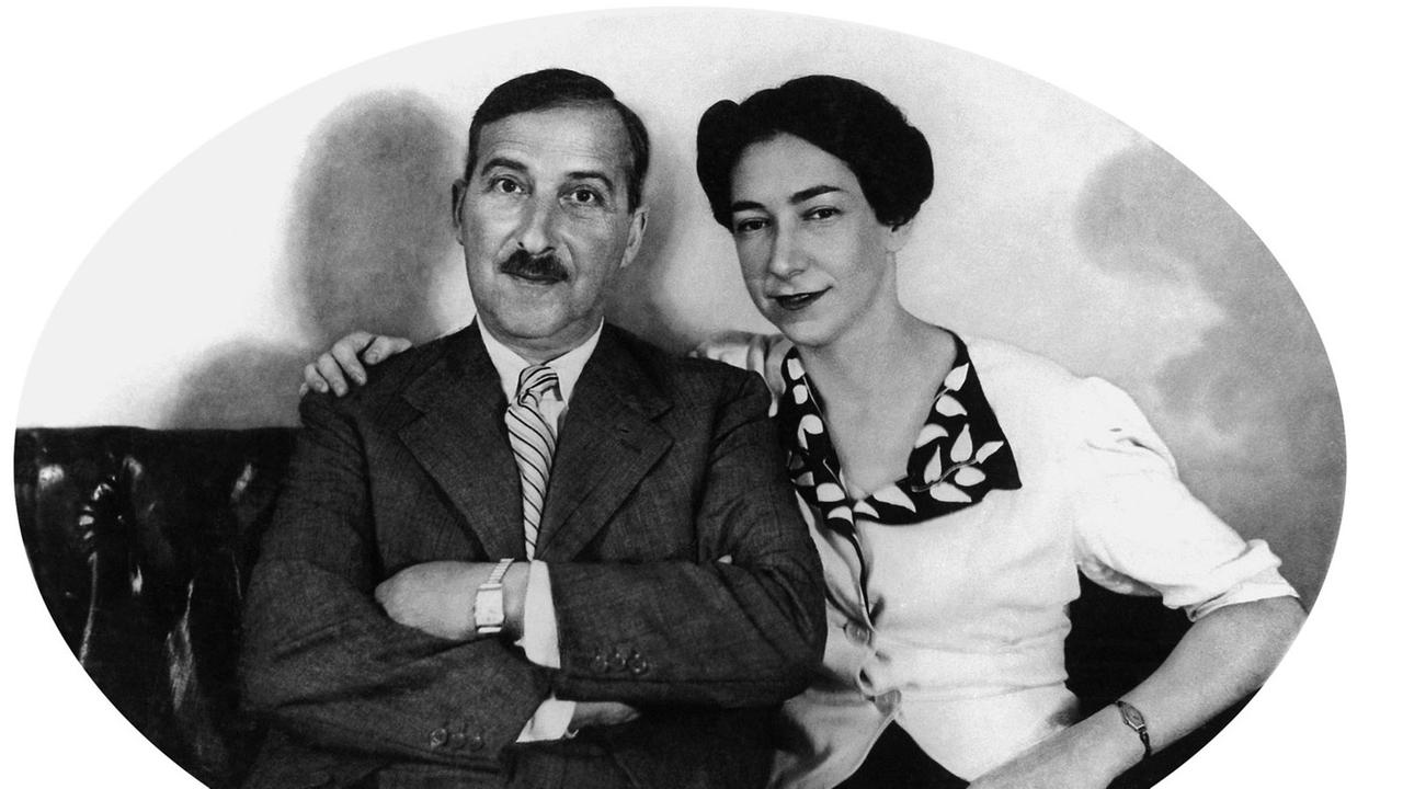 Das undatierte Handout zeigt Schriftsteller Stefan Zweig (l) und seine zweite Frau Lotte auf einem Bild von etwa 1940. Das undatierte Handout zeigt Schriftsteller Stefan Zweig (l) und seine zweite Frau Lotte auf einem Bild von etwa 1940.