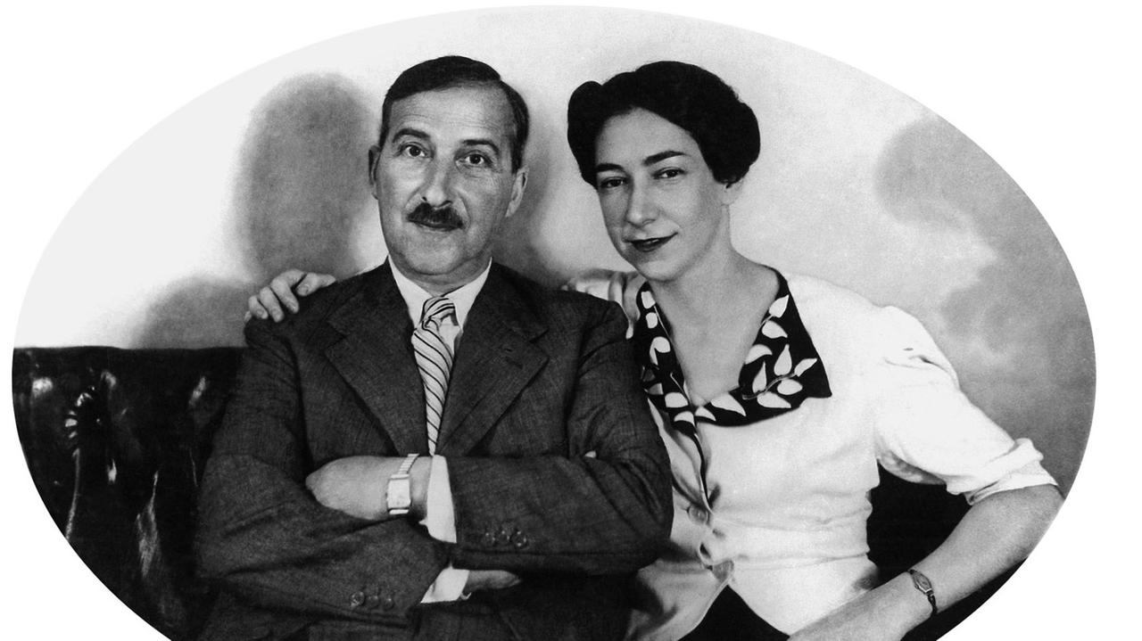 Das undatierte Handout zeigt Schriftsteller Stefan Zweig (l) und seine zweite Frau Lotte auf einem Bild von etwa 1940. Das undatierte Handout zeigt Schriftsteller Stefan Zweig (l) und seine zweite Frau Lotte auf einem Bild von etwa 1940.