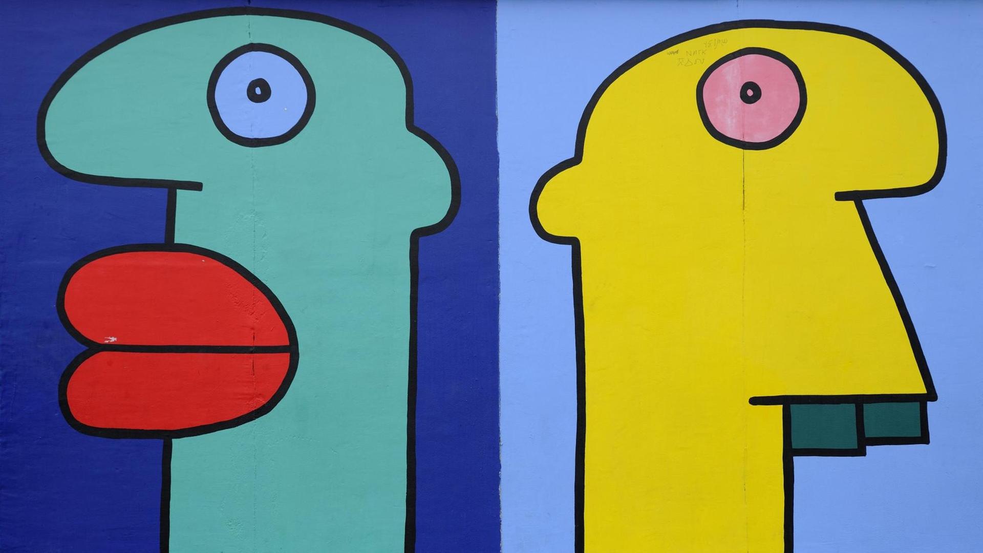 Mauer-Gemälde des Künstlers Thierry Noir. Es zeigt bunte Köpfe im Comicstil auf der Berliner Mauer, East Side Gallery, Berlin. Mauer-Gemälde des Künstlers Thierry Noir. Es zeigt bunte Köpfe im Comicstil auf der Berliner Mauer, East Side Gallery, Berlin.