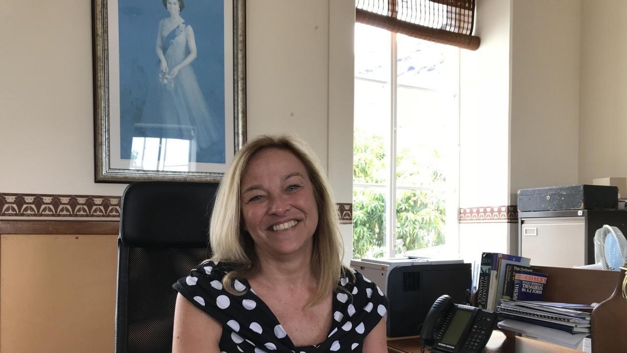 Insel-Gouverneurin von St. Helena: Lisa Philipps. Blonde Haare, strahlt und sitzt in ihrem Büro. An der Wand ein Foto der englischen Königin. Insel-Gouverneurin von St. Helena: Lisa Philipps. Blonde Haare, strahlt und sitzt in ihrem Büro. An der Wand ein Foto der englischen Königin.