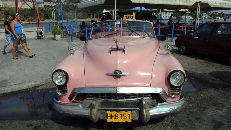 rosafarbener Oldtimer an der Strandpromenade Havannas rosafarbener Oldtimer an der Strandpromenade Havannas