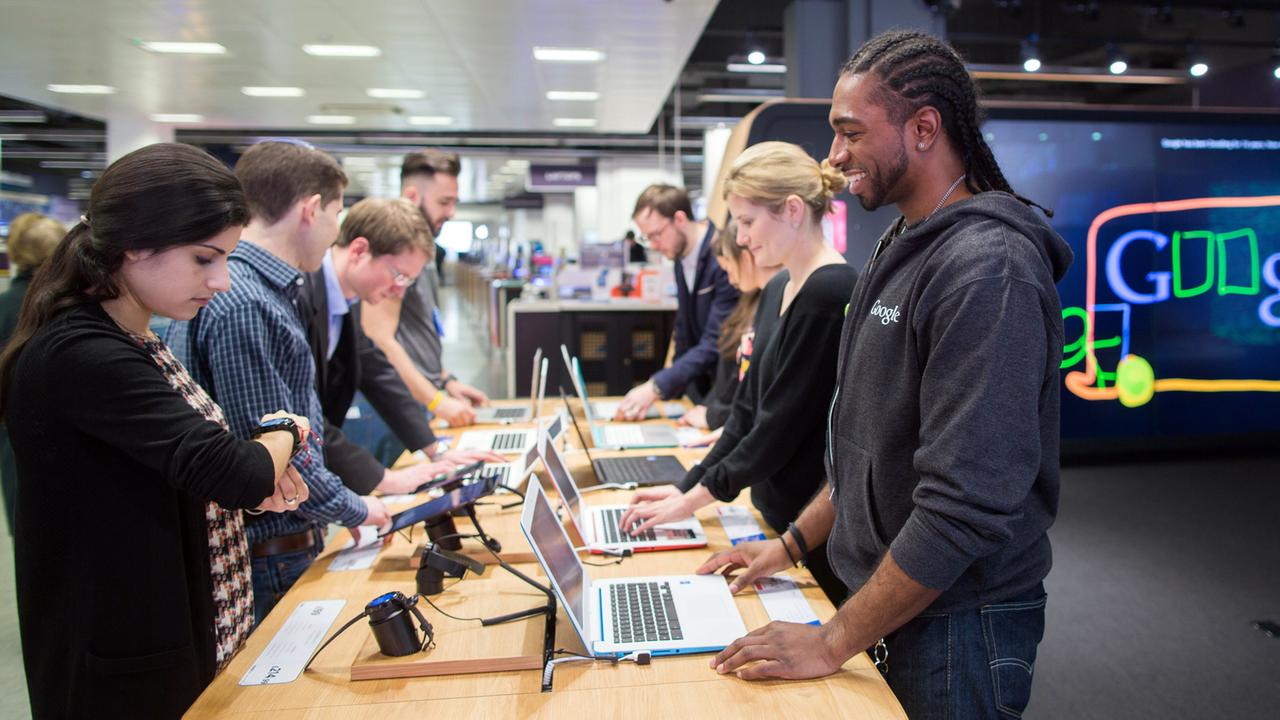 Kunden im ersten Google Store in Currys PC World in London, die Google Devices testen. Kunden im ersten Google Store in Currys PC World in London, die Google Devices testen.