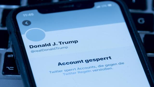 Auf einem Handy ist der gesperrte Twitter-Account von US-Präsident Donald Trump zu sehen. Der Kurznachrichtendienst hatte mitgeteilt, dass Trumps Konto @realDonaldTrump dauerhaft gesperrt bleibt. (gestellte Szene)