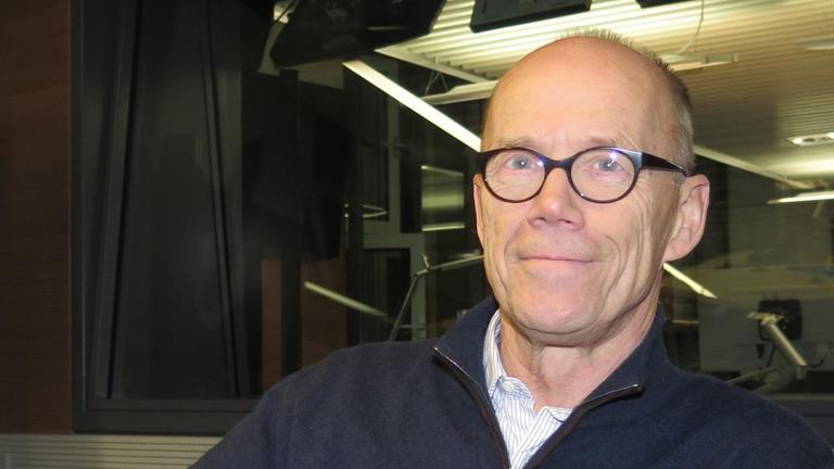 Porträtfoto von Erik Spiekermann, Gestalter, Typograf, Autor und Honorarprofessor der Hochschule der Künste Bremen, vor dem Mikrofon im Deutschlandradio-Kultur-Studio. Porträtfoto von Erik Spiekermann, Gestalter, Typograf, Autor und Honorarprofessor der Hochschule der Künste Bremen, vor dem Mikrofon im Deutschlandradio-Kultur-Studio.