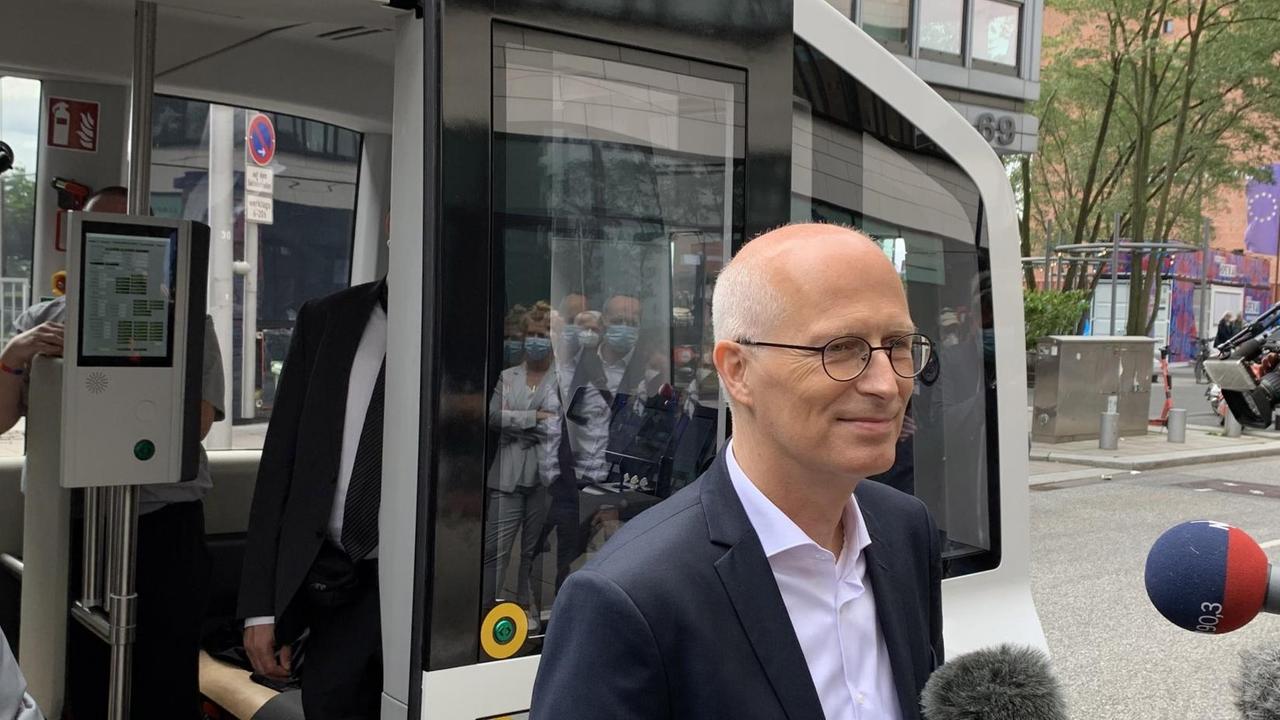 Hamburgs erster Bürgermeister Peter Tschentscher vor einem autonomen Bus Hamburgs erster Bürgermeister Peter Tschentscher vor einem autonomen Bus