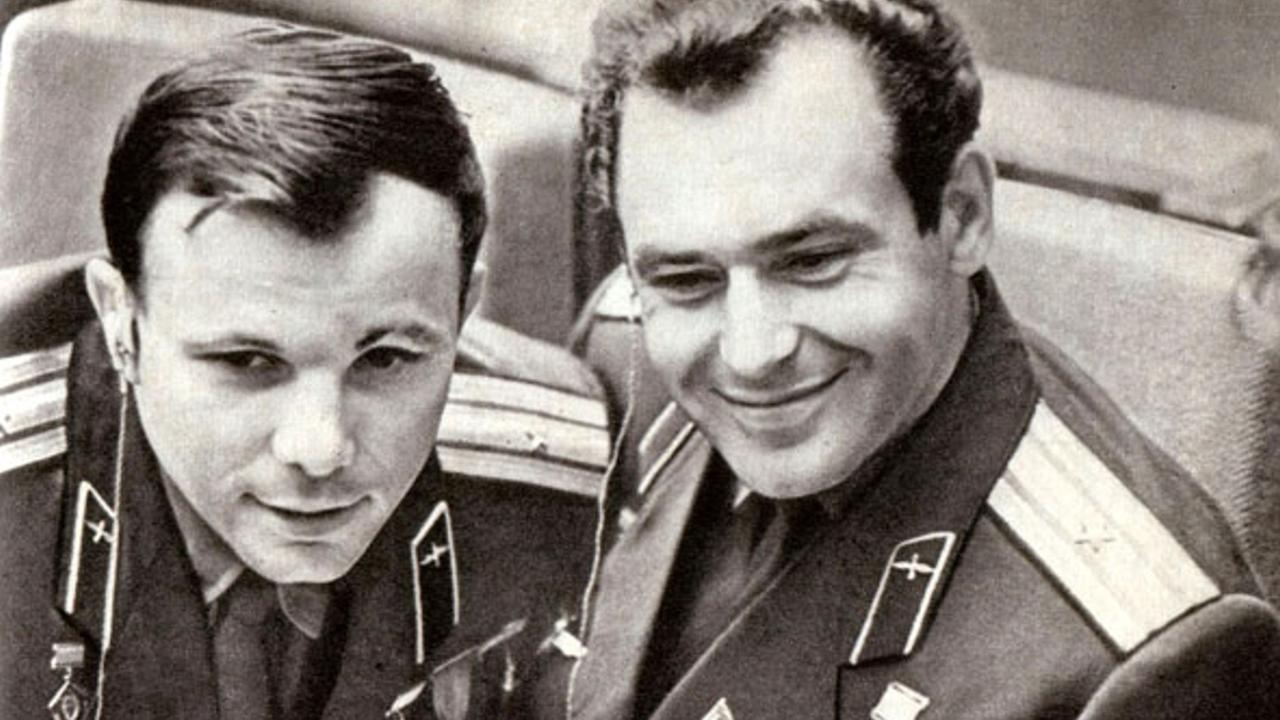 Der russische Kosmonaut German Titow (links)