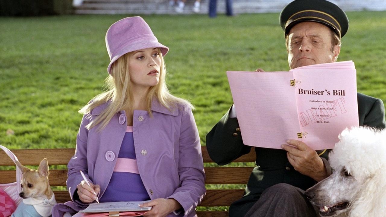 Elle Woods (Reese Witherspoon) sitzt im Kinofilm "Natürlich blond 2" mit ihrem Schoßhund Bruiser neben dem Pförtner Sid Post (Bob Newhart). Elle ist als ehrgeizige junge Anwältin zur Partnerin in ihrer Kanzlei befördert worden.