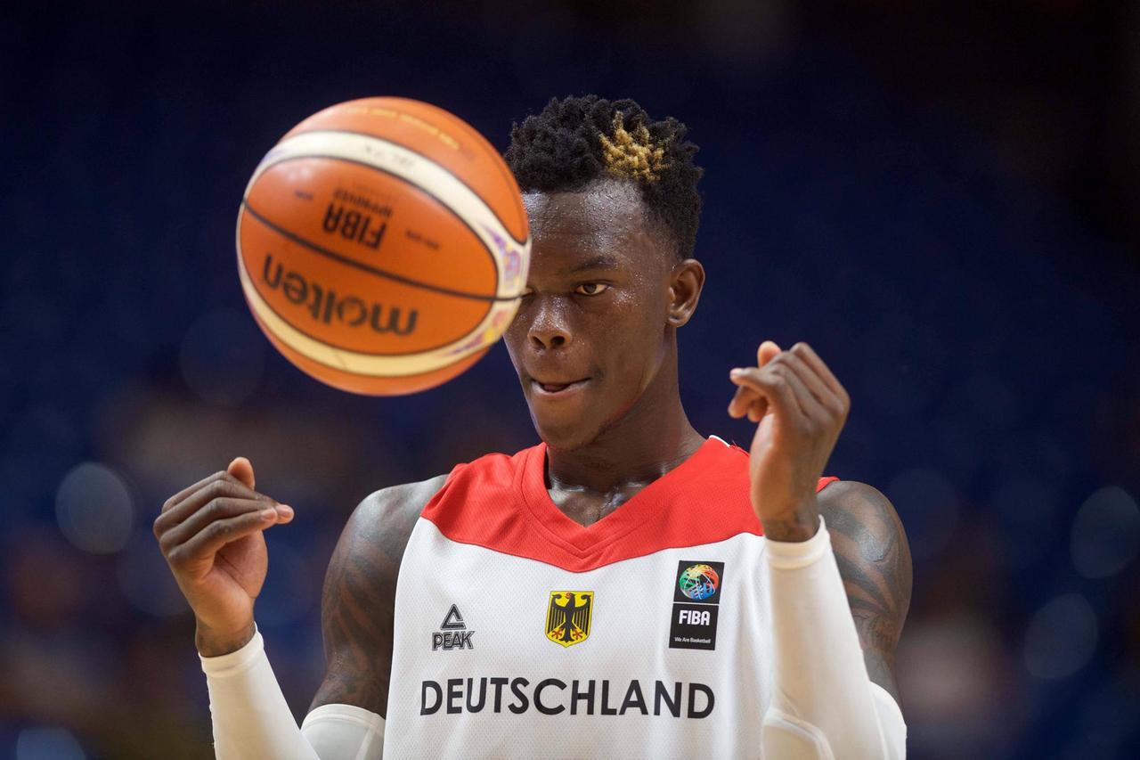 Der deutsche Nationalspieler Dennis Schröder beim Auftaktspiel der Basketball-EM gegen die Ukraine in Tel Aviv. Der deutsche Nationalspieler Dennis Schröder beim Auftaktspiel der Basketball-EM gegen die Ukraine in Tel Aviv.