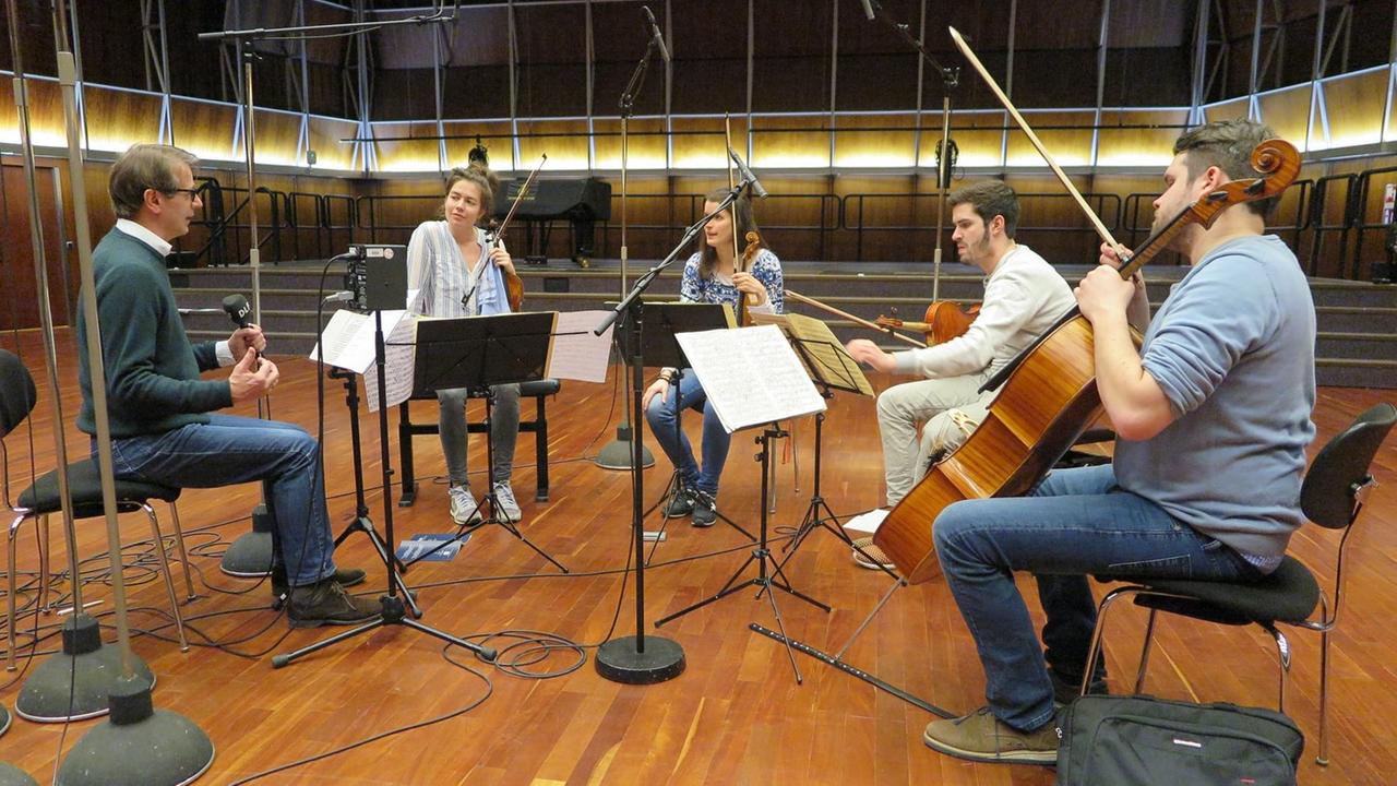 Christoph Schmitz spricht im Deutschlandfunk Kammermusiksaal mit den Mitgliedern des Aris Quartetts, den Geigerinnen Anna Katharina Wildermuth und Noémi Zipperling, dem Bratschisten Caspar Vinzens und Lukas Sieber, Violoncello. Christoph Schmitz spricht im Deutschlandfunk Kammermusiksaal mit den Mitgliedern des Aris Quartetts, den Geigerinnen Anna Katharina Wildermuth und Noémi Zipperling, dem Bratschisten Caspar Vinzens und Lukas Sieber, Violoncello.