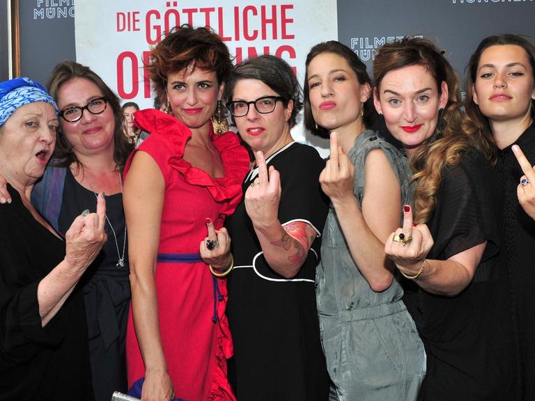 Die Schauspielerinnen Sibylle Brunner (l-r), Bettina Stucky und Marta Zoffoli, die Regisseurin Petra Volpe, die Schauspielerinnen Maria Leuenberger, Rachel Braunschweig und Ella Rumpf kommen am 28.06.2017 im Rahmen des Filmfest München zur Deutschlandpremiere ihres Films «Die göttliche Ordnung» ins Filmtheater Sendlinger Tor in München (Bayern). Die warmherzige Komödie kommt ab 3.August 2017 in die Kinos. Foto: Ursula Düren/dpa | Verwendung weltweit