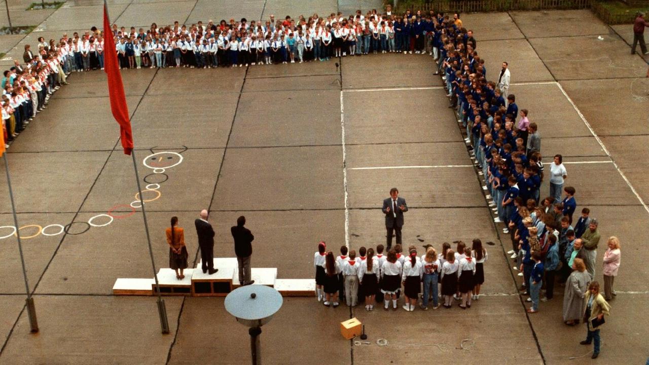 Dreharbeiten zu "Schlaflose Tage", Film des Fernsehens der DDR (Regie: Gabriele Denecke). Appell auf dem Schulhof einer Schule in Marzahn, 10.06.1991 Dreharbeiten zu "Schlaflose Tage", Film des Fernsehens der DDR (Regie: Gabriele Denecke). Appell auf dem Schulhof einer Schule in Marzahn, 10.06.1991