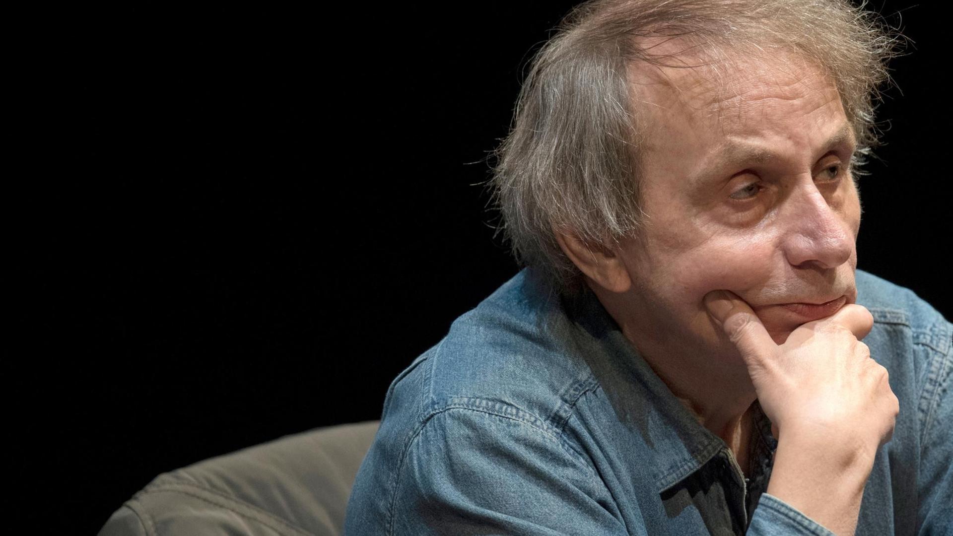 Der französische Star-Autor Michel Houellebecq liest im Schauspiel Frankfurt in Frankfurt am Main anlässlich der Buchmesse. Der französische Star-Autor Michel Houellebecq liest im Schauspiel Frankfurt in Frankfurt am Main anlässlich der Buchmesse.