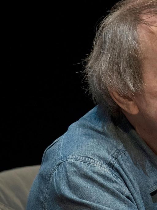 Der französische Star-Autor Michel Houellebecq liest im Schauspiel Frankfurt in Frankfurt am Main anlässlich der Buchmesse.
