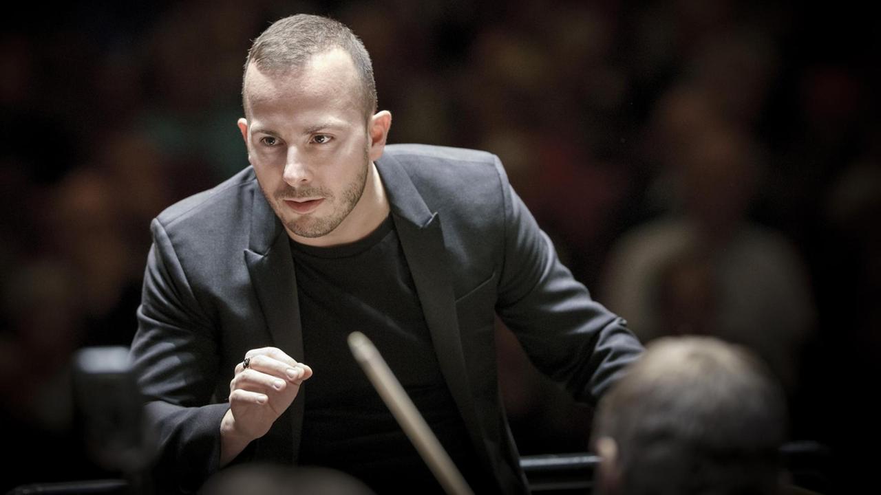 Porträt des Dirigenten, der gerade ein Orchester leitet. Porträt des Dirigenten, der gerade ein Orchester leitet.