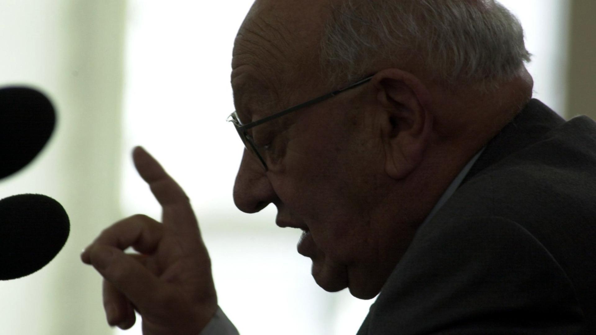 Literaturkritiker Marcel Reich-Ranicki verleiht seiner Laudatio für «Spiegel»-Herausgeber Augstein bei der Verleihung des Ludwig-Börne-Preises am 13.5.2001 in der Frankfurter Paulskirche mit erhobenem Zeigefinger Nachdruck. Im Gegenlicht, das durch ein Fenster fällt, zeichnet sich seine Silhouette fast wie ein Schattenriss ab. Literaturkritiker Marcel Reich-Ranicki verleiht seiner Laudatio für «Spiegel»-Herausgeber Augstein bei der Verleihung des Ludwig-Börne-Preises am 13.5.2001 in der Frankfurter Paulskirche mit erhobenem Zeigefinger Nachdruck. Im Gegenlicht, das durch ein Fenster fällt, zeichnet sich seine Silhouette fast wie ein Schattenriss ab.