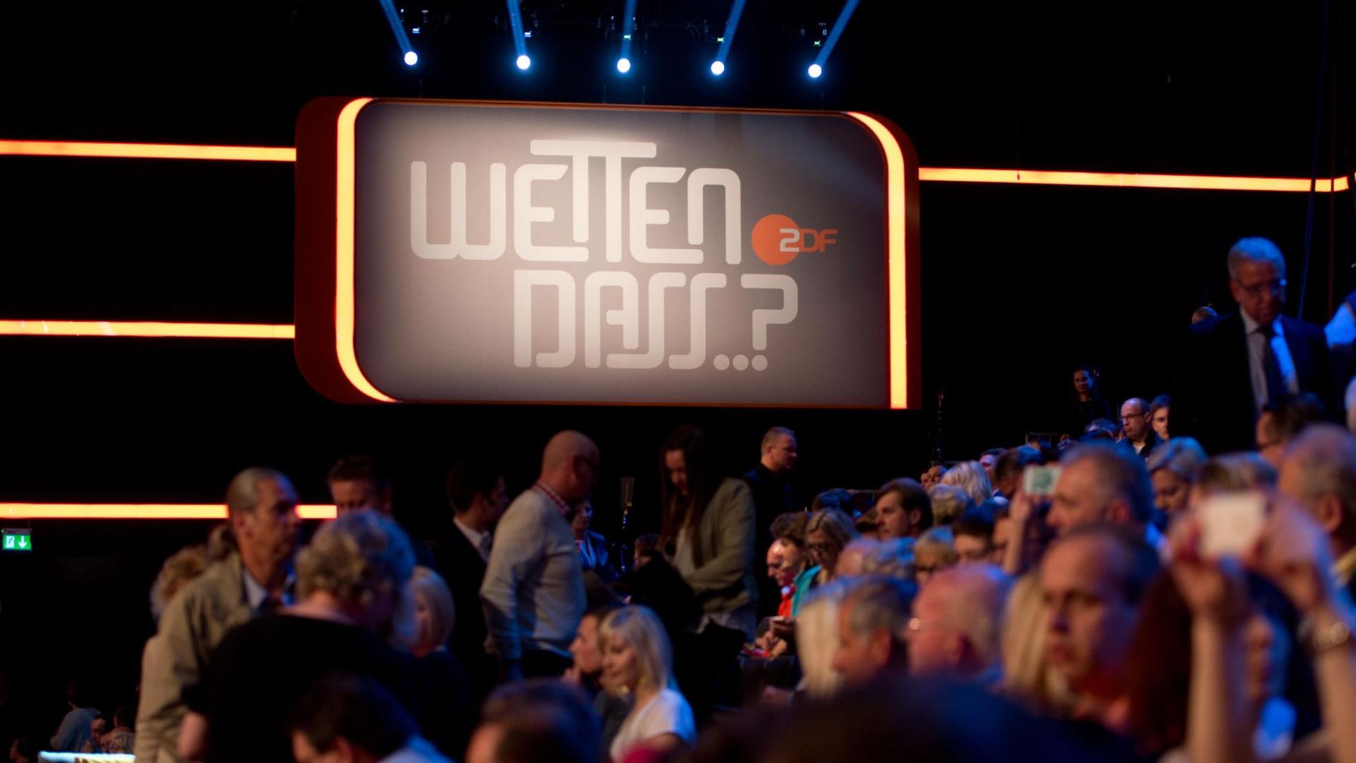 Die Zuschauer sitzen am 05.04.2014 in der ZDF-Sendung "Wetten, dass..? in der Baden-Arena in Offenburg (Baden-Württemberg) auf ihren Plätzen. Foto: Sebastian Kahnert/dpa Die Zuschauer sitzen am 05.04.2014 in der ZDF-Sendung "Wetten, dass..? in der Baden-Arena in Offenburg (Baden-Württemberg) auf ihren Plätzen. Foto: Sebastian Kahnert/dpa
