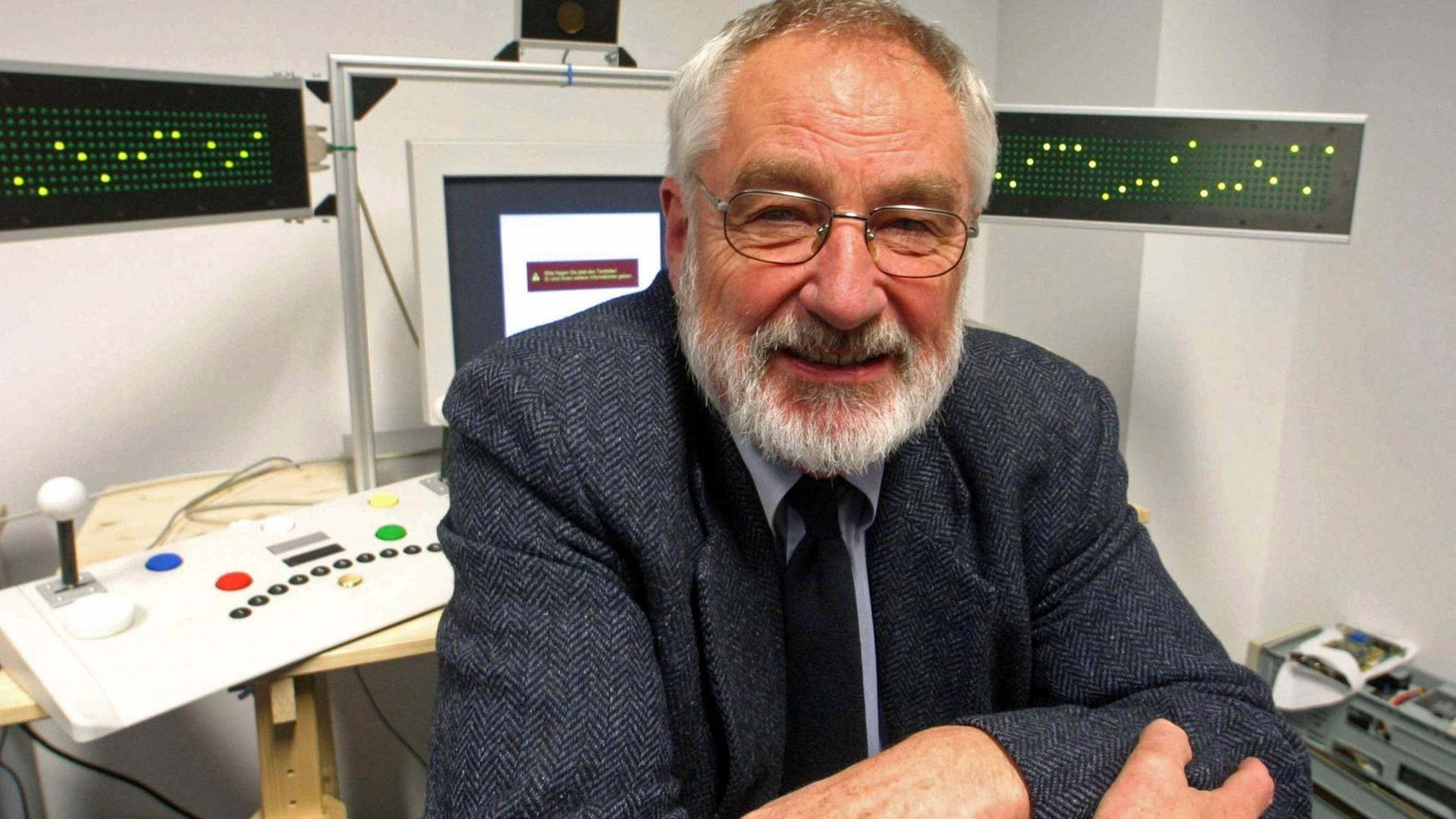 Ernst Pöppel ist emeritierter Professor für Medizinische Psychologie an der Universität München