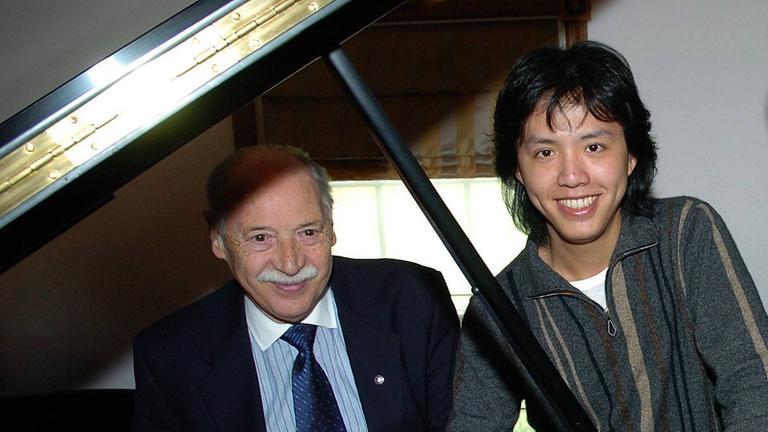 Konzerttechniker Franz Mohr mit dem Pianist Li Yundi anlässlich der Signierung auf einem Steinway & Sons Klavier in New Jersey 2006. Konzerttechniker Franz Mohr mit dem Pianist Li Yundi anlässlich der Signierung auf einem Steinway & Sons Klavier in New Jersey 2006.