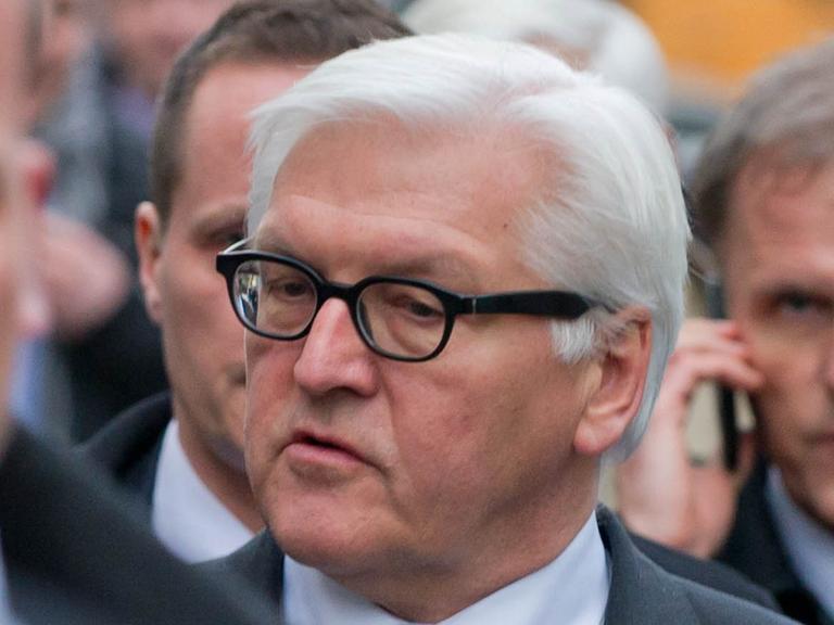 Großansicht von Frank-Walter Steinmeier in seiner Entourage Großansicht von Frank-Walter Steinmeier in seiner Entourage