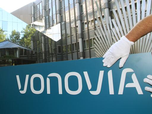 Das neue Firmenschild "Vonovia", die Umfirmierung der Deutschen Annington, wird am 2.9.2015 in Bochum vor der Firmenzentrale aufgehängt.
