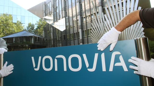 Das Foto zeigt das Firmenschild des Immobilien-Unternehmens "Vonovia"