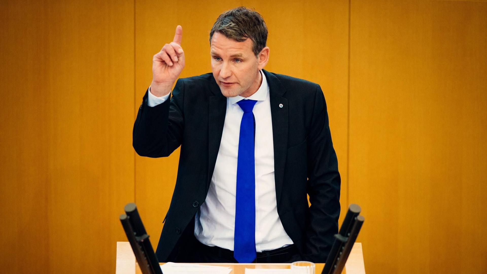 Nach Rede - Höcke nicht mehr als Lehrer arbeiten dürfen | deutschlandfunk.de