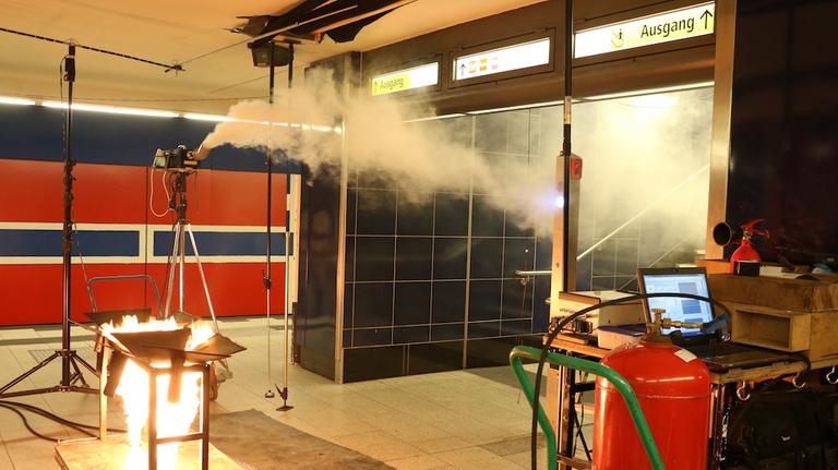 Im U-Bahn Schacht Osloer Straße ist ein Brandfall nachgestellt Im U-Bahn Schacht Osloer Straße ist ein Brandfall nachgestellt