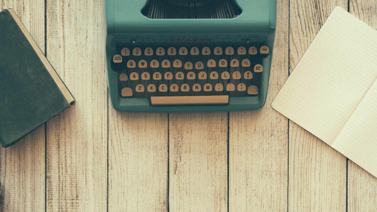 Schreibmaschine, Block und Buch - das Handwerkszeug von Dichtern und Schriftstellern Schreibmaschine, Block und Buch - das Handwerkszeug von Dichtern und Schriftstellern