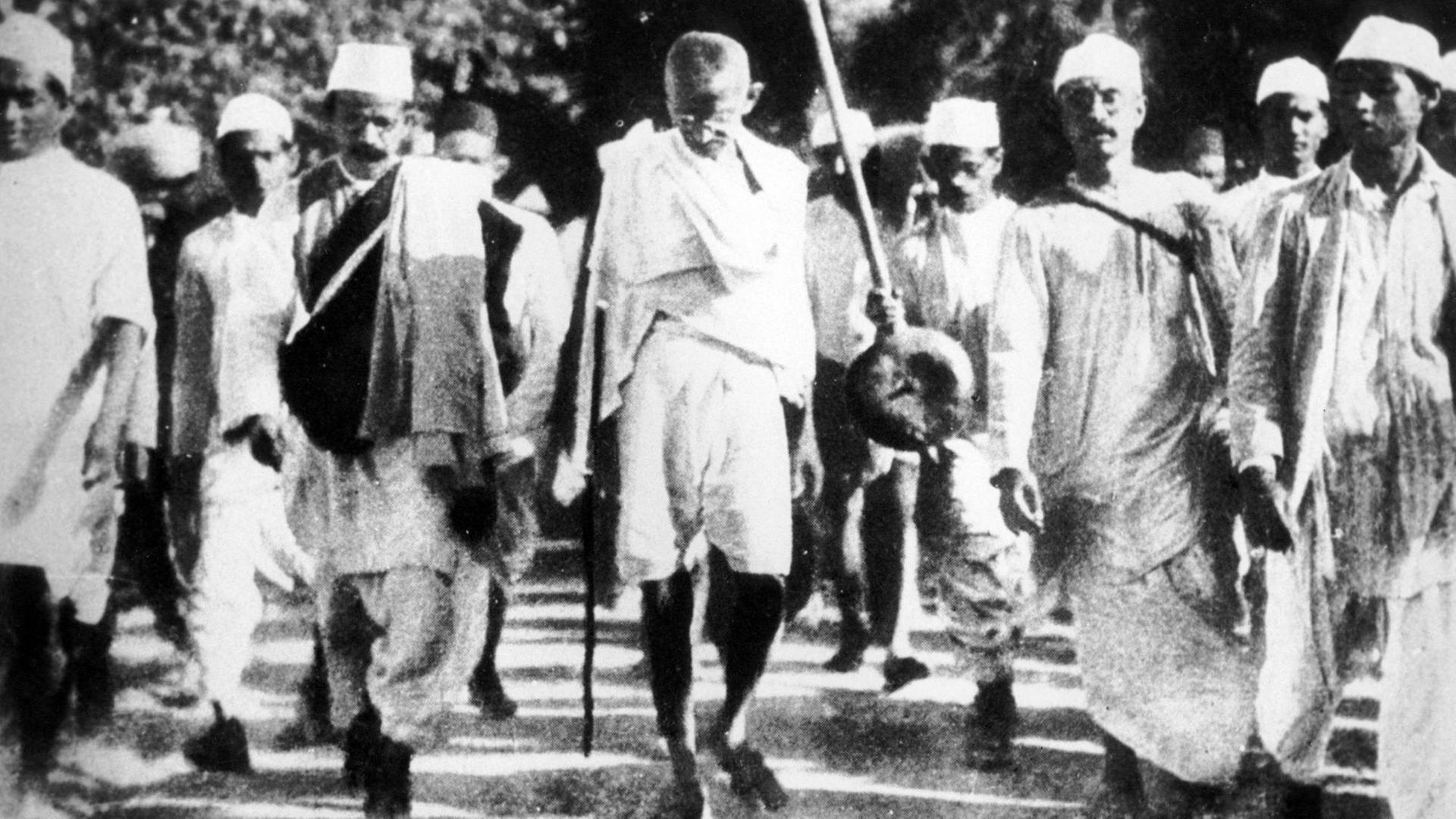 Gandhi mit einer Protestgruppe beim 'Salt March', 1930. Der Marsch war ein wichtiger Teil der indischen Unabhängigkeitsbewegung. Protest gegen das britische Salz-Monopol in der Kolonie Indien.