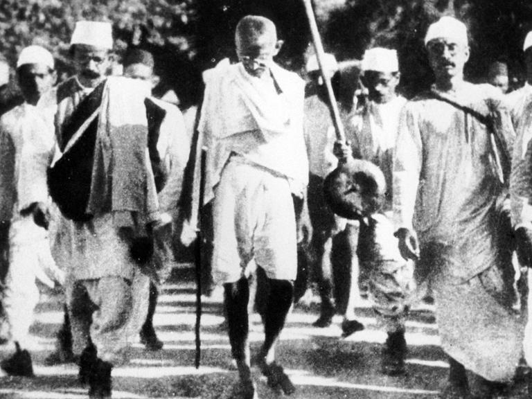 Gandhi mit einer Protestgruppe beim 'Salt March', 1930. Der Marsch war ein wichtiger Teil der indischen Unabhängigkeitsbewegung. Protest gegen das britische Salz-Monopol in der Kolonie Indien.