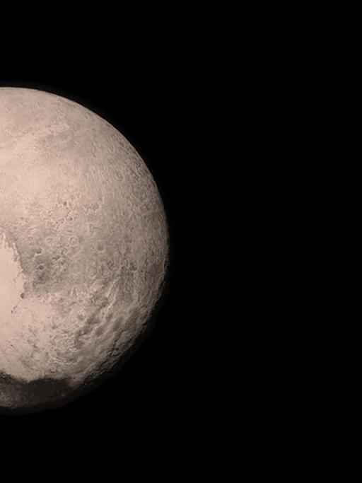 Pluto und Charon weisen sich immer dieselben Seiten zu