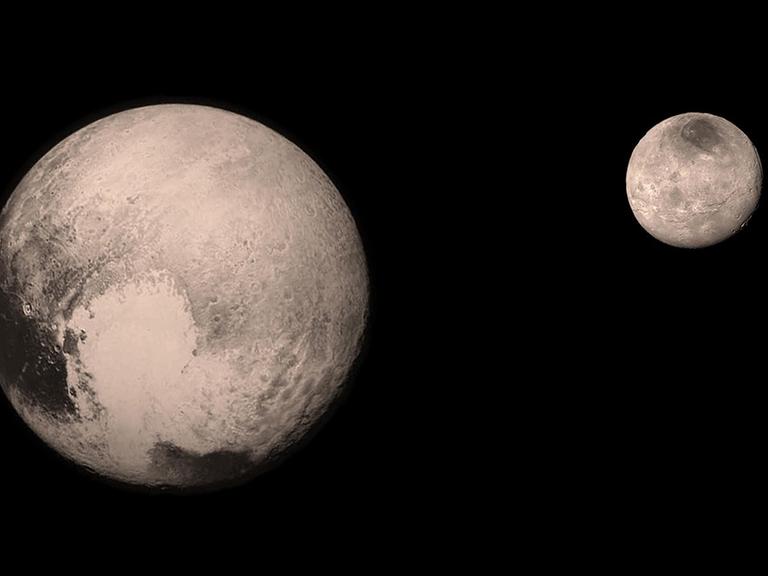 Pluto und Charon weisen sich immer dieselben Seiten zu