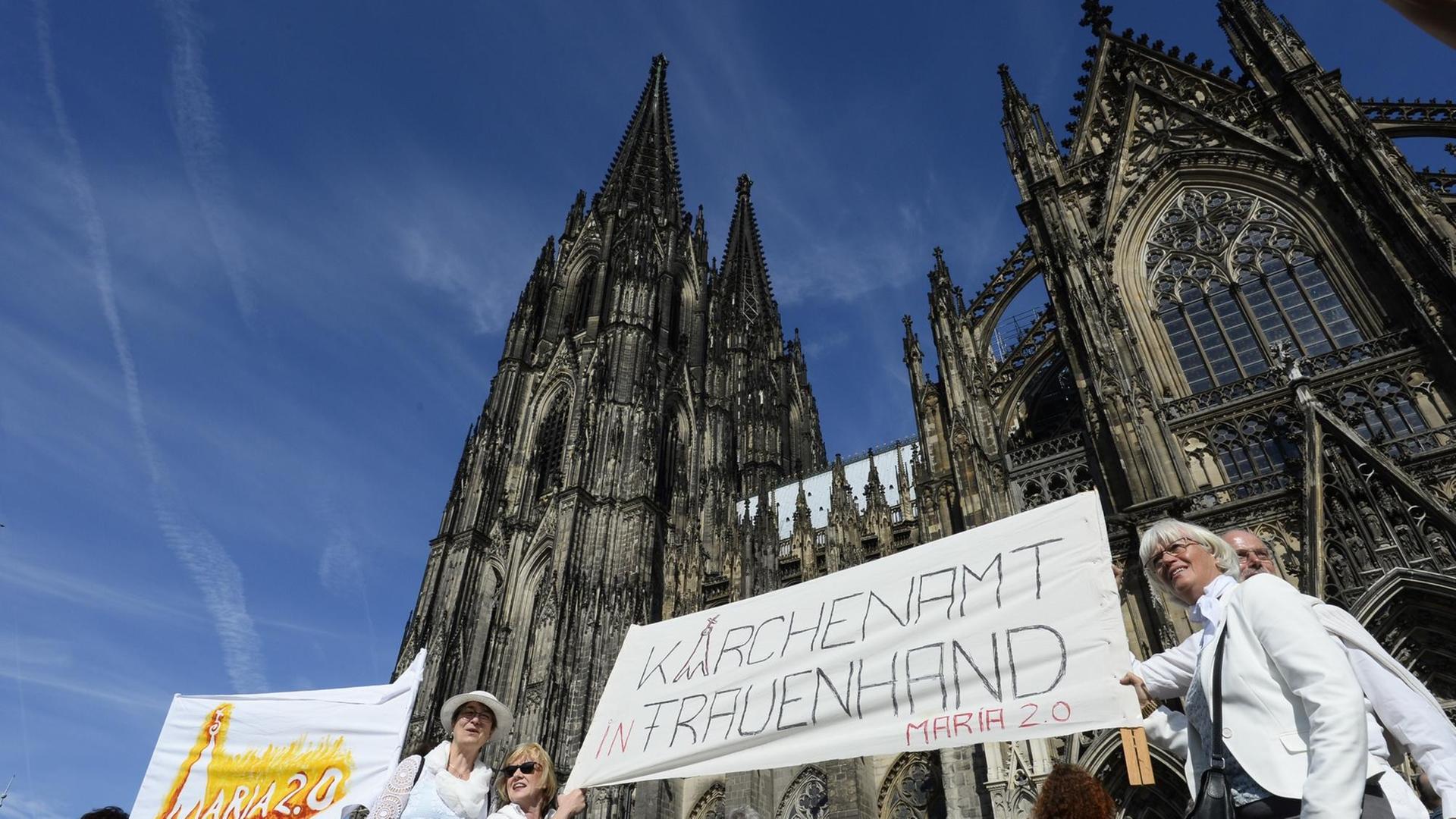 Reformdebatte In Der Katholischen Kirche - Frauen Wollen Priesterinnen ...