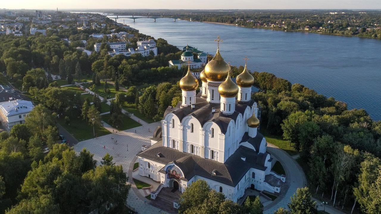 Die Mariä-Entschlafens-Kathedrale am Wolga-Ufer 