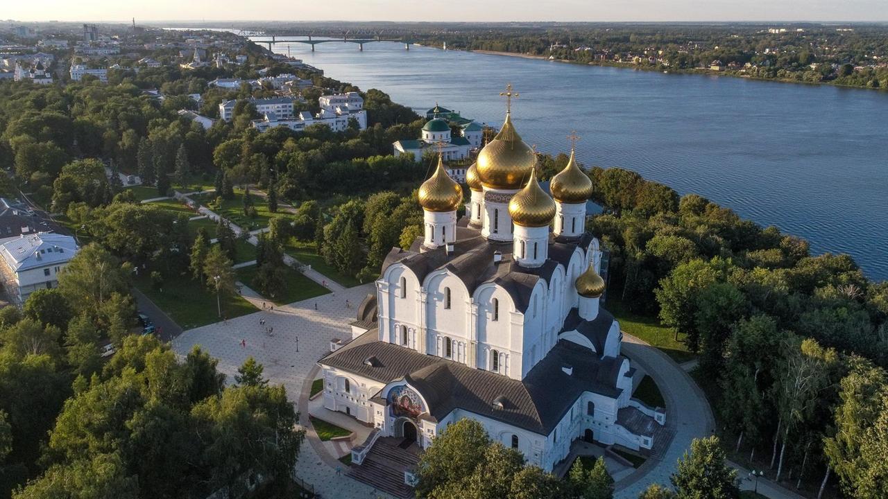 Die Mariä-Entschlafens-Kathedrale am Wolga-Ufer Die Mariä-Entschlafens-Kathedrale am Wolga-Ufer