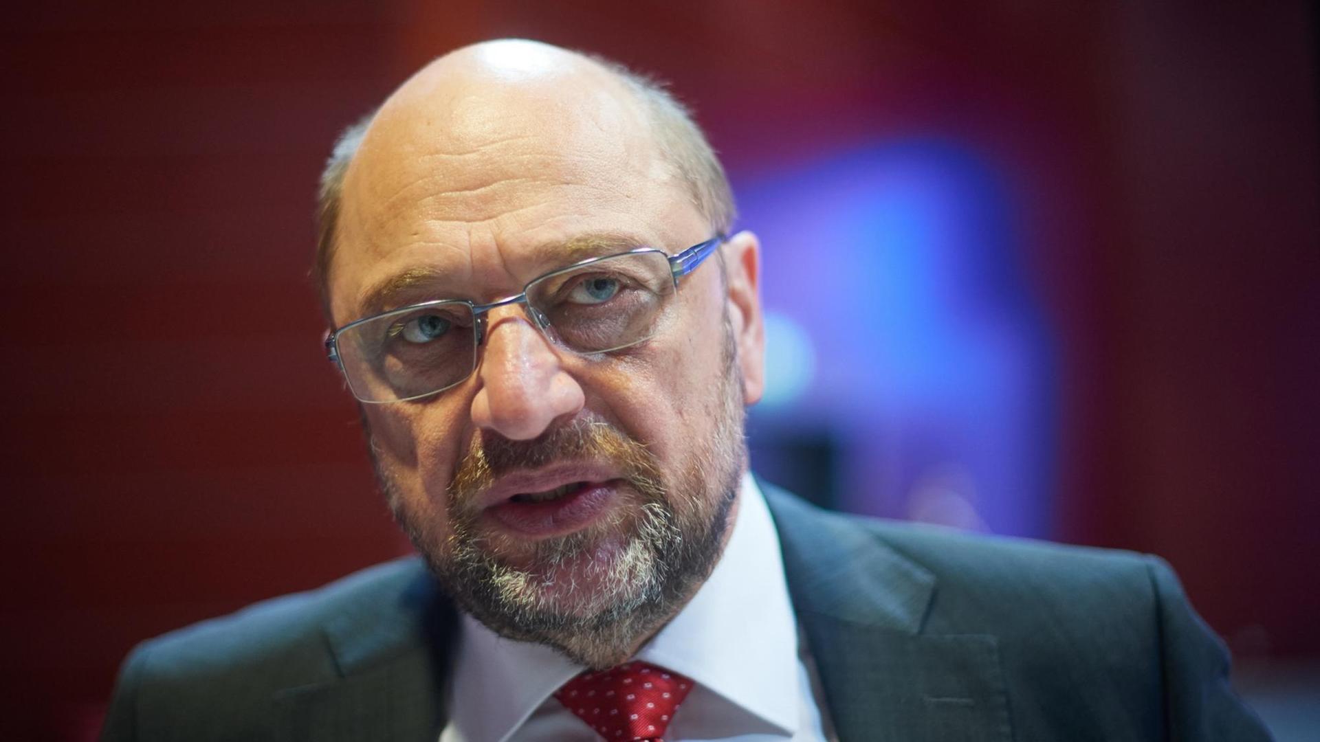 23.06.2018, Nordrhein-Westfalen, Bochum: Der ehemalige Bundesvorsitzenden Martin Schulz nimmt am Landesparteitag der nordrhein-westfälischen SPD teil. Gut ein Jahr nach ihrer Wahlschlappe stellt sich die nordrhein-westfälische SPD an ihrer Spitze neu auf. 23.06.2018, Nordrhein-Westfalen, Bochum: Der ehemalige Bundesvorsitzenden Martin Schulz nimmt am Landesparteitag der nordrhein-westfälischen SPD teil. Gut ein Jahr nach ihrer Wahlschlappe stellt sich die nordrhein-westfälische SPD an ihrer Spitze neu auf.