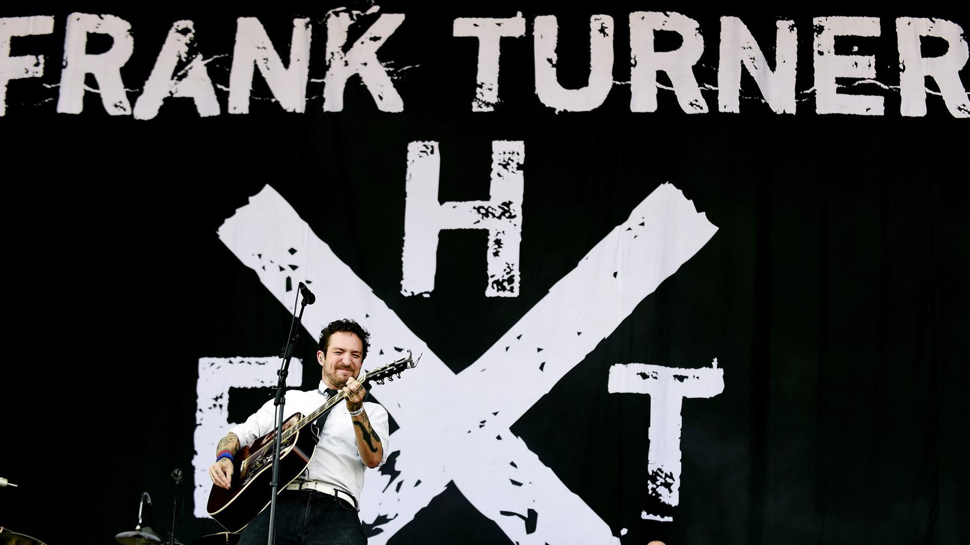 Sänger und Gitarrist Frank Turner während eines Konzerts auf dem Nova Rock 2015 Festival in Nickelsdorf, Österreich Sänger und Gitarrist Frank Turner während eines Konzerts auf dem Nova Rock 2015 Festival in Nickelsdorf, Österreich