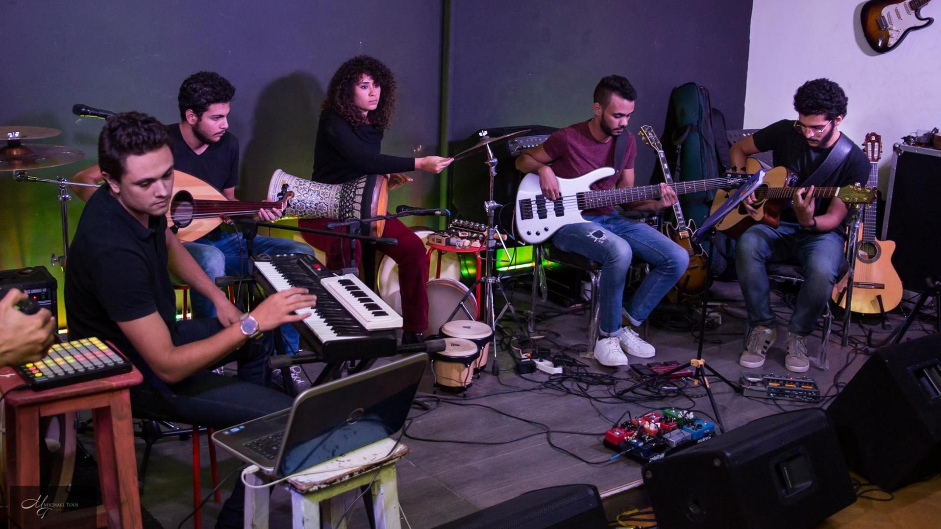 Eine Gruppe junger Musiker in einem Raum während des "Selem"-Workshops. Eine Gruppe junger Musiker in einem Raum während des "Selem"-Workshops.