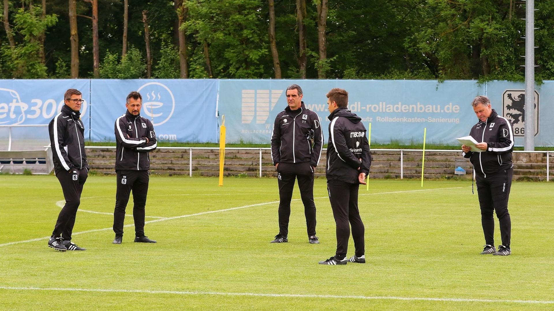 Auf dem Trainingsrasen des TSV 1860 München stehen v.li. Trainer Michael Köllner / Koellner, Co- Trainer Oliver Beer, Torwartrainer Trainer Harald Huber, Fitness Trainer Mathias Luginger und Co- Trainer Günter / Guenter Brandl. Auf dem Trainingsrasen des TSV 1860 München stehen v.li. Trainer Michael Köllner / Koellner, Co- Trainer Oliver Beer, Torwartrainer Trainer Harald Huber, Fitness Trainer Mathias Luginger und Co- Trainer Günter / Guenter Brandl.