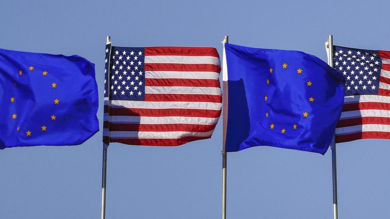 Die EU-Flagge und die der USA im Wechsel. Die EU-Flagge und die der USA im Wechsel.