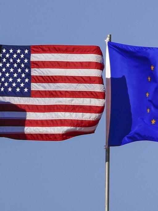 Die EU-Flagge und die der USA im Wechsel.