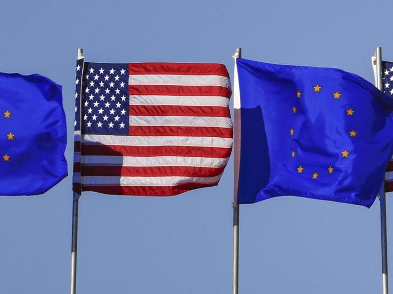 Die EU-Flagge und die der USA im Wechsel.