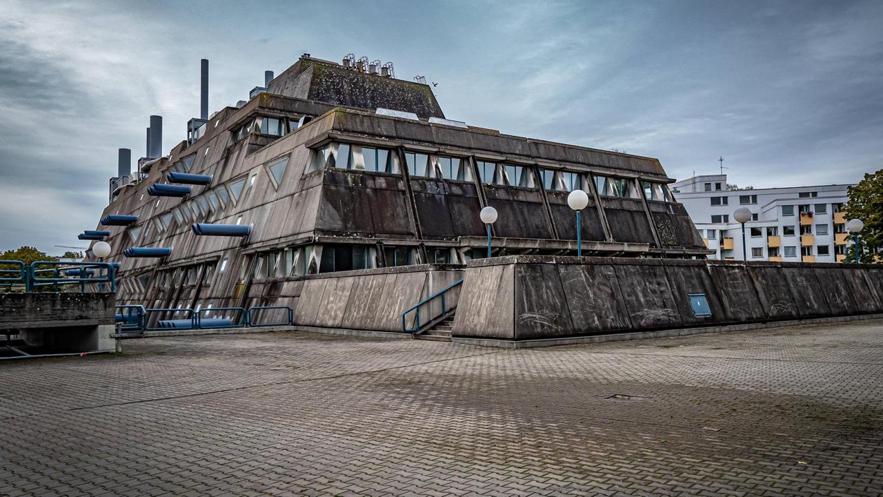 Der Mäusebunker vom angrenzenden Parkplatz aus gesehen. Der Mäusebunker vom angrenzenden Parkplatz aus gesehen.