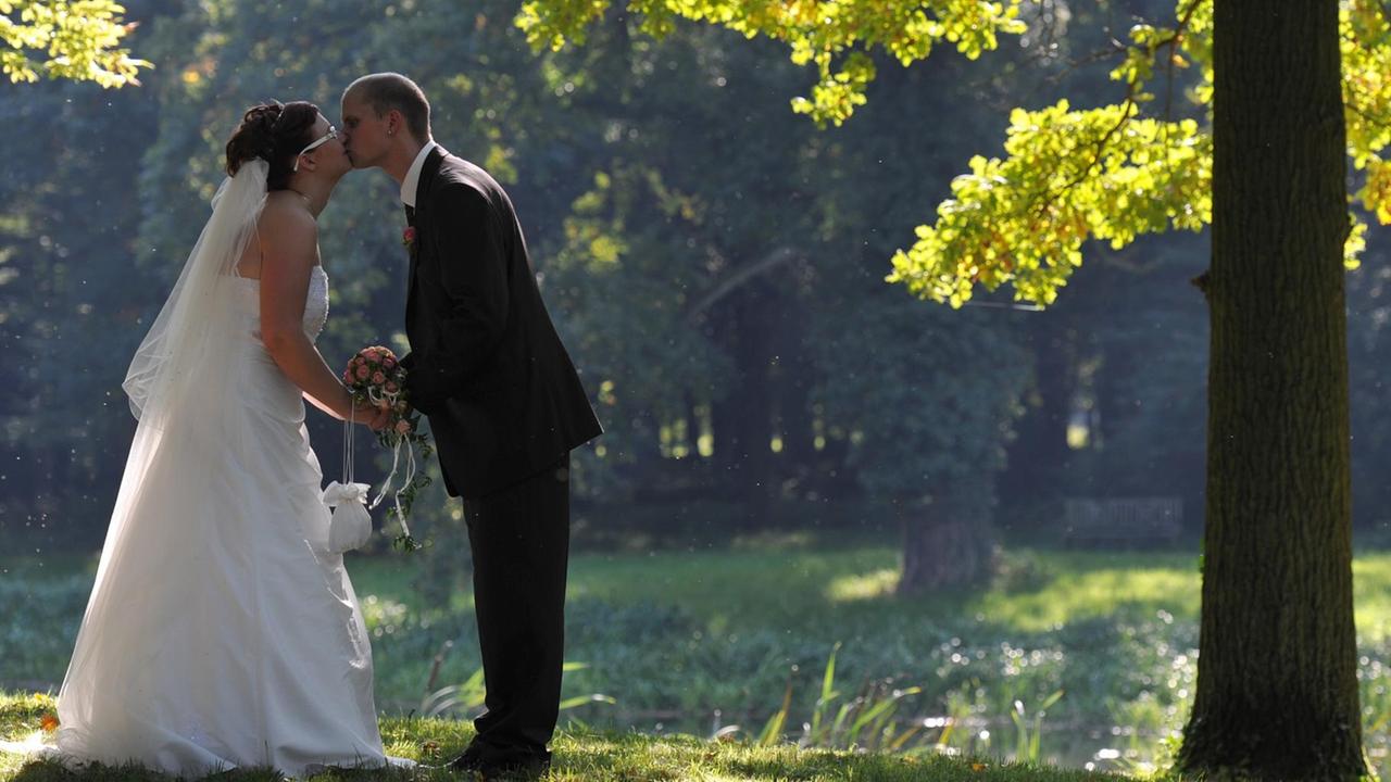 Ein junges Hochzeitspaar nach der Trauung im Schlosspark im brandenburgischen Steinhöfel. Ein junges Hochzeitspaar nach der Trauung im Schlosspark im brandenburgischen Steinhöfel.