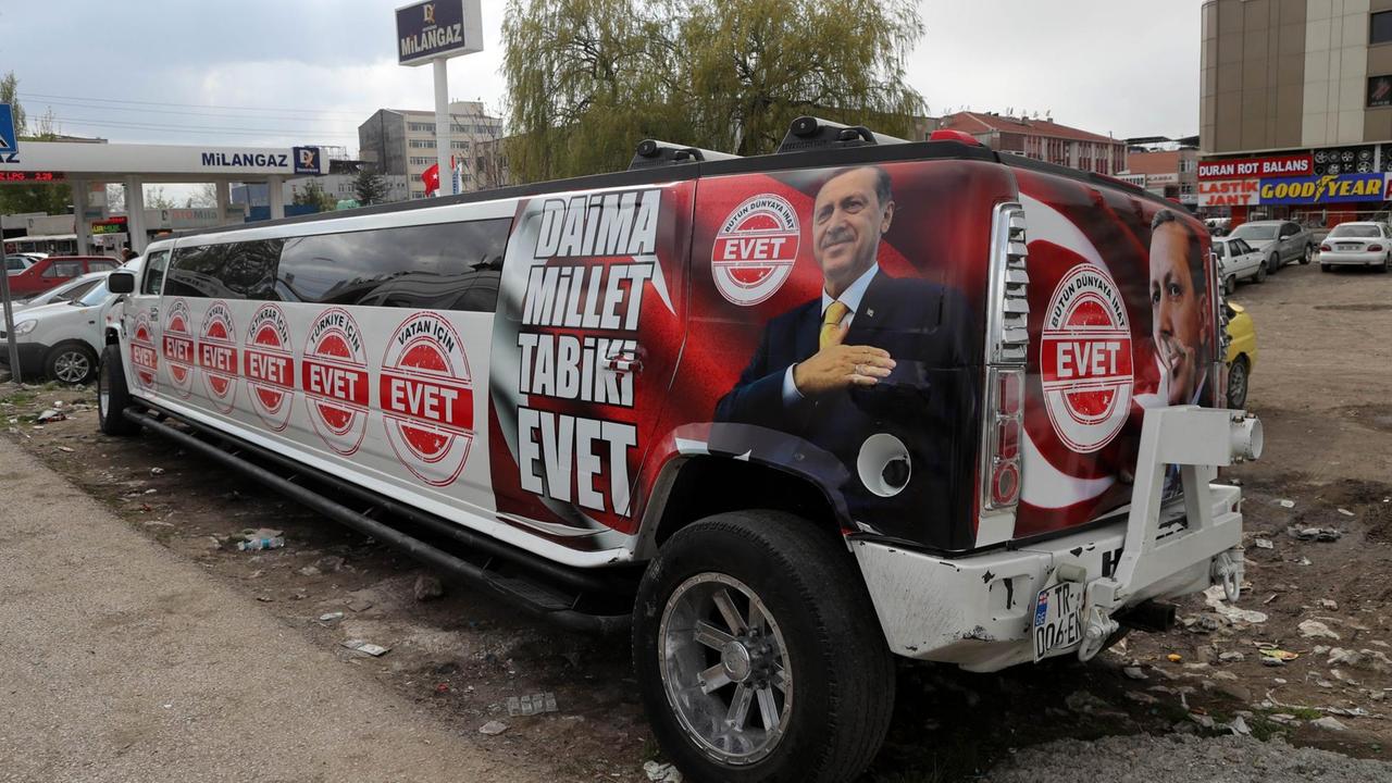 Auf einer Stretch-Limousine ist ein Bild von Präsident Erdogan und ein Slogan für das "Ja" zum Verfassungsreferendum aufgedruckt.