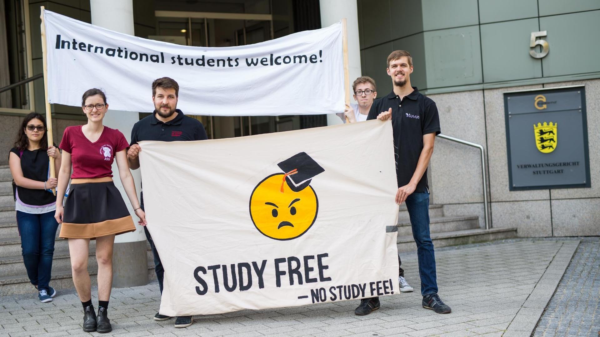 Studenten demonstrieren am 25.08.2017 vor dem Verwaltungsgericht in Stuttgart (Baden-Württemberg) gegen die geplanten Studiengebühren für Studenten aus Nicht-EU-Ländern. Studenten demonstrieren am 25.08.2017 vor dem Verwaltungsgericht in Stuttgart (Baden-Württemberg) gegen die geplanten Studiengebühren für Studenten aus Nicht-EU-Ländern.