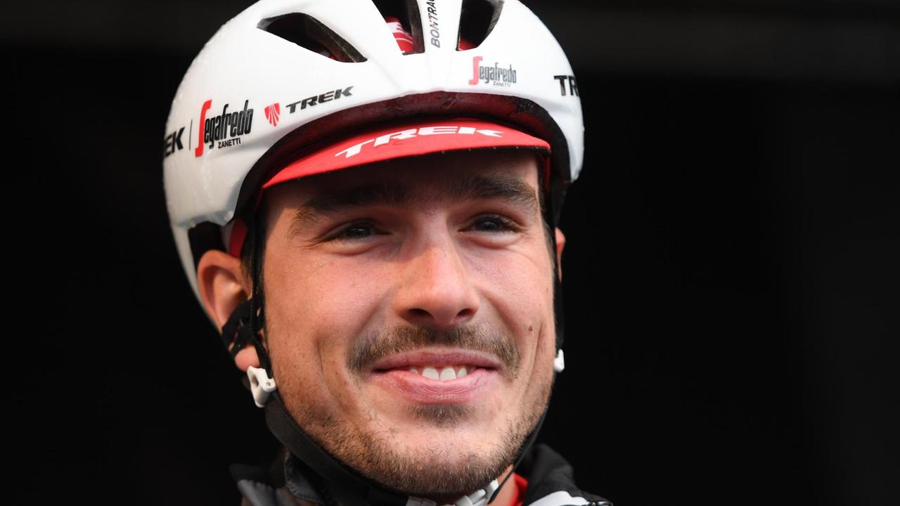 John Degenkolb vom Team Trek-Segafredo blickt vor dem Start zum Radklassiker "Rund um den Finanzplatz Eschborn-Frankfurt" bei der Fahrervorstellung in die Runde. John Degenkolb vom Team Trek-Segafredo blickt vor dem Start zum Radklassiker "Rund um den Finanzplatz Eschborn-Frankfurt" bei der Fahrervorstellung in die Runde.