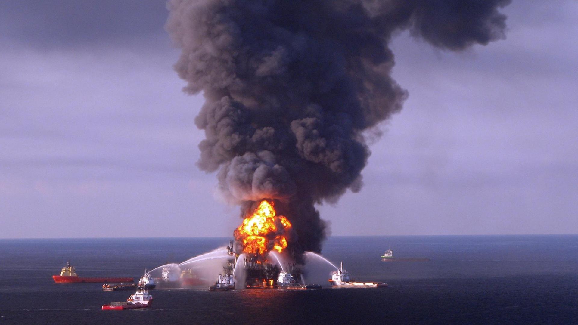 Die Explosion der Bohrinsel Deepwater Horizon zählt bis heute als größte Ölkatastrophe, 22. April 2010 Die Explosion der Bohrinsel Deepwater Horizon zählt bis heute als größte Ölkatastrophe, 22. April 2010